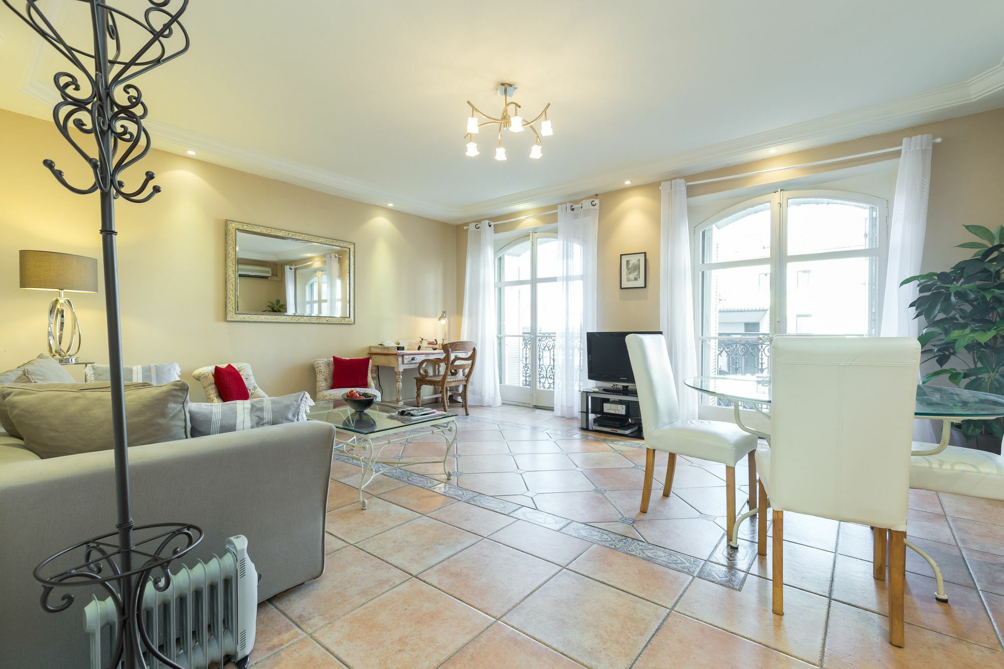 Lovely 2 Bed 2 Bath Apartment In Cannes On Rue Antibea Easy Walk To The Palais 224 Exterior photo